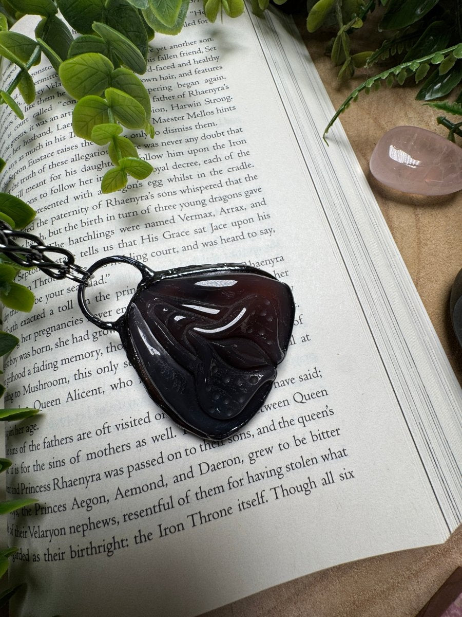 Agate Yoni Carving Necklace | Copper Ashes