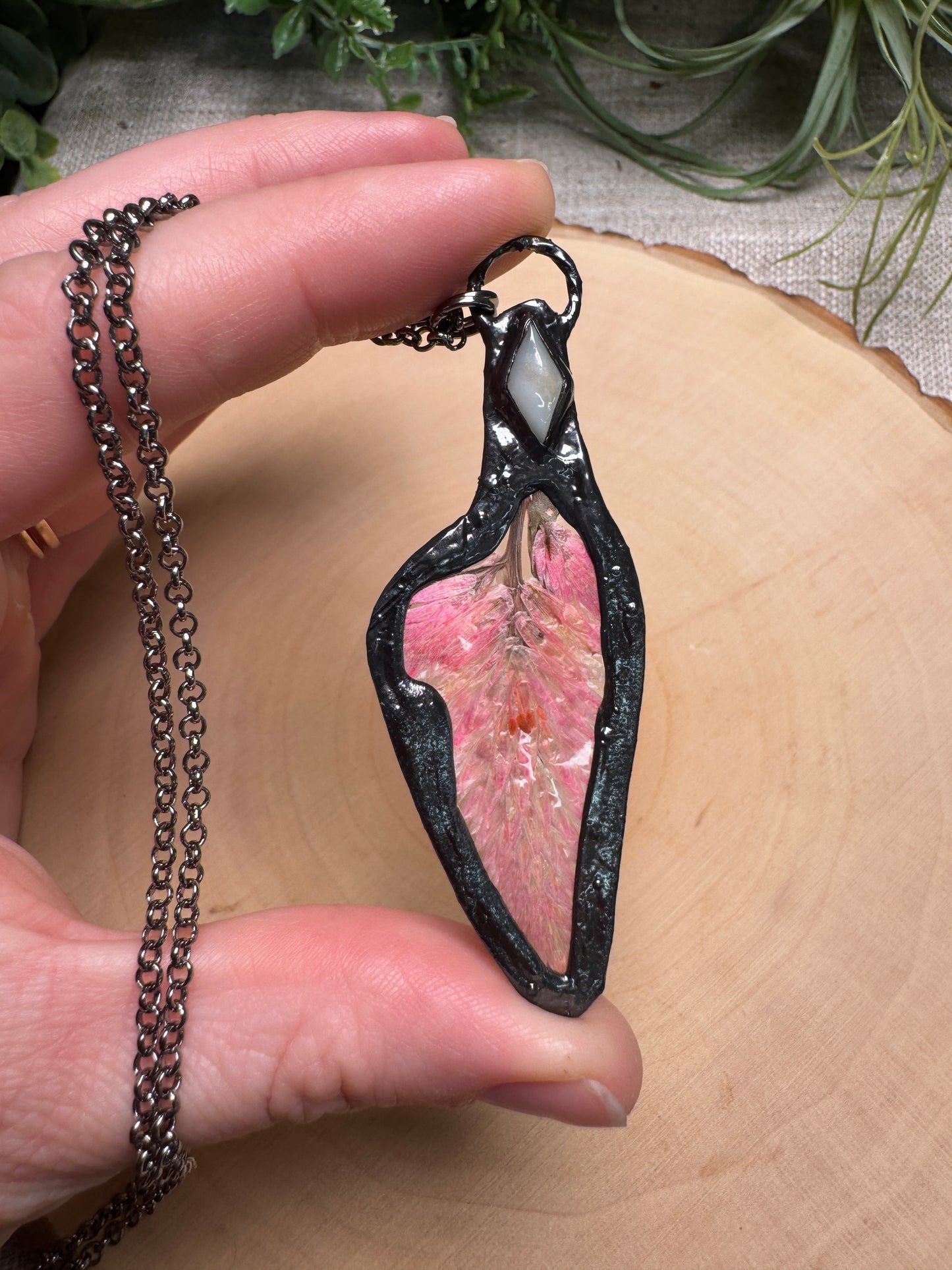 Neris- Mother of Pearl Shell and Flower Necklace