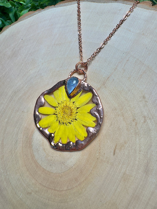 Eluneth- Moonstone and Flower Necklace