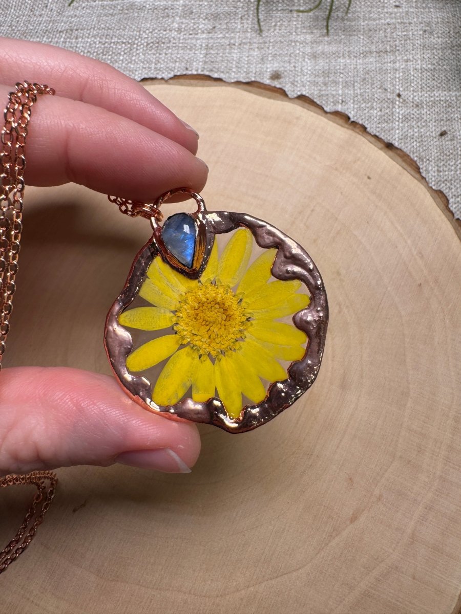 Eluneth - Moonstone and Flower Necklace | Copper Ashes