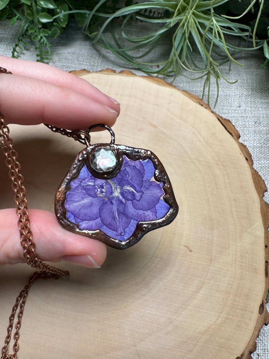 Tricksyra - Shell and Flower Necklace | Copper Ashes